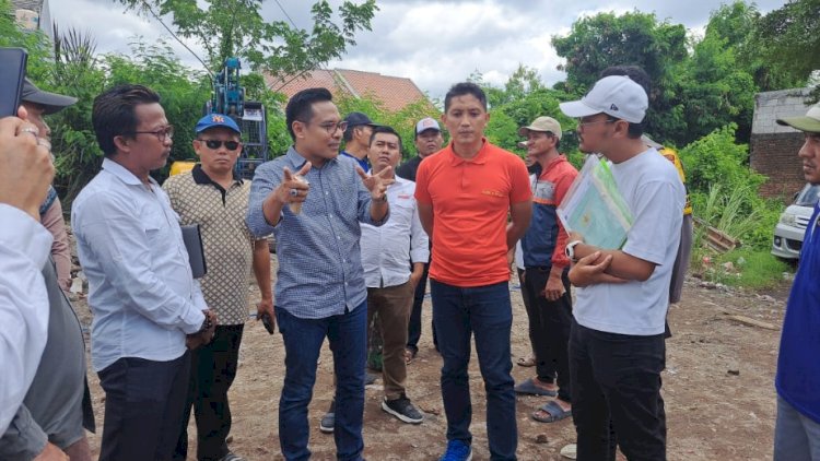 Wakil Ketua DPRD Kota Surabaya, Arif Fathoni menengahi konflik antara Uswatun Khasanah dan Permadi/RMOLJatim