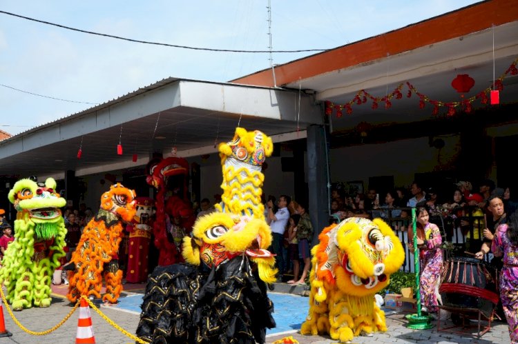 Pertunjukan Barongsai di stasiun Madiun dalam rangka merayakan Tahun Baru Imlek/ist
