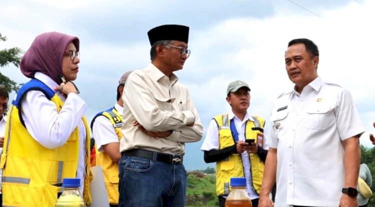 Pj Wali Kota Malang, Iwan Kurniawan (kanan) saat mendampingi Menteri PU, Dody Hanggodo (tengah) di Malang/Ist