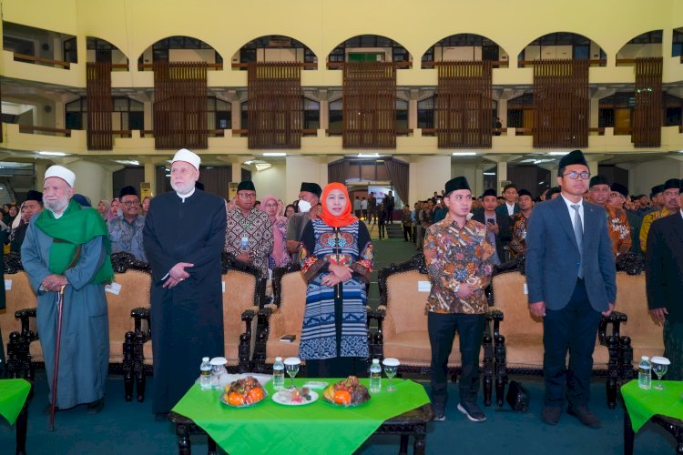 Khofifah bersama para ulama 