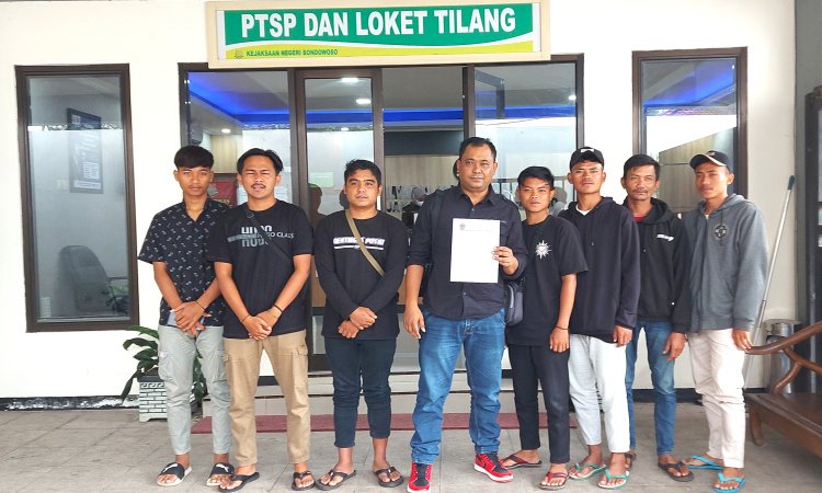 Sejumlah pemuda yang melaporkan penyimpangan KUR Bank Jatim Bondowoso/ist