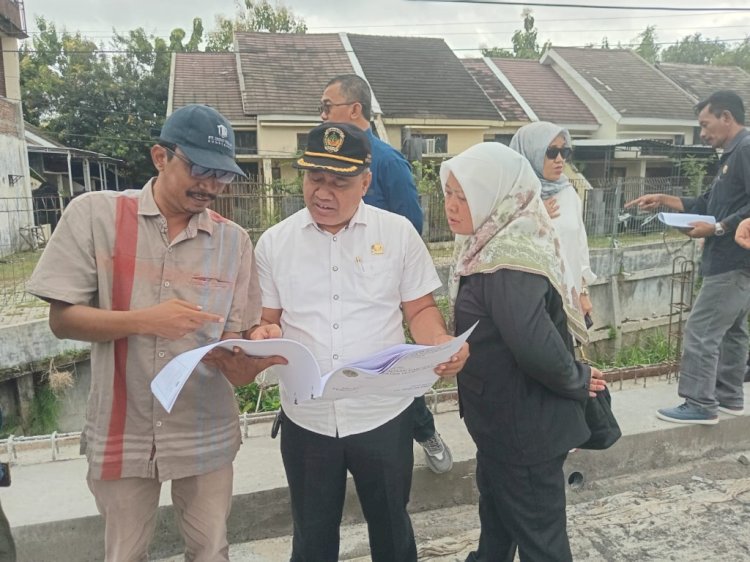 Anggota Komisi D DPRD Madiun saat sidak proyek pembangunan perbaikan jembatan Wungu Madiun/RMOLJatim