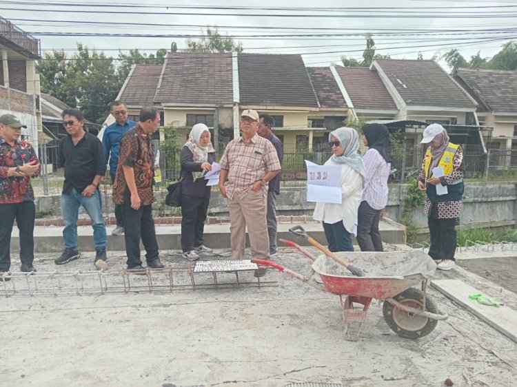 Komisi D DPRD Madiun saat sidak proyek pembangunan perbaikan jembatan Wungu Madiun/RMOLJatim