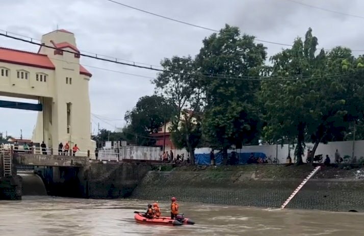 Tim SAR mencari pria Tenggelam di Sungai Jagir Surabaya/RMOLJatim