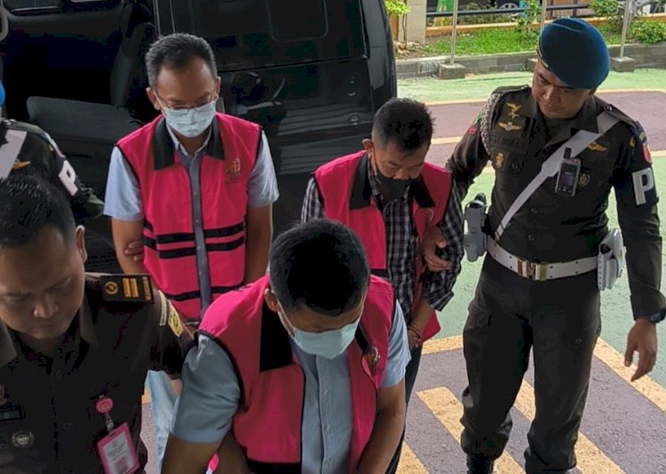 Tiga tersangka korupsi penyalahgunaan PSU perumahan Kota Madiun saat hendak dipindahkan ke Rutan Kelas I Surabaya, Kamis (30/1)/ist