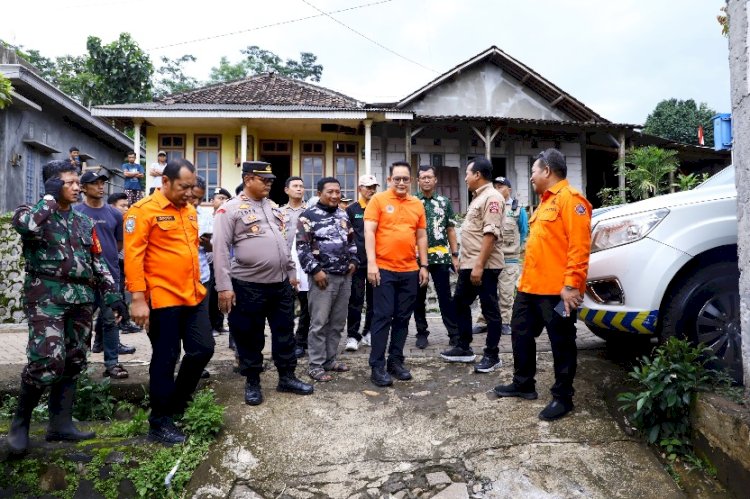 Adhy Karyono meninjau bencana tanah bergerak di Purwodadi Pasuruan/ist