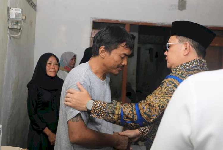 Adhy Karyono takziah rumah duka siswa SMPN 7 Kota Mojokerto korban laka laut/ist