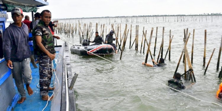Pagar laut di Tangerang dicabut TNI AL/Foto Dispenal