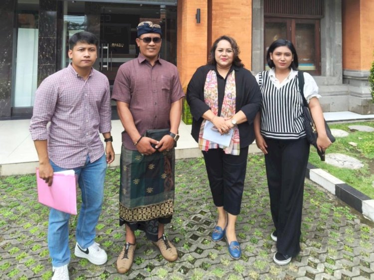 Kuasa hukum masyarakat adat Desa Gulinten, Nina Yanti, SH, S.Sos, M.Si, mendatangi Polda Bali.