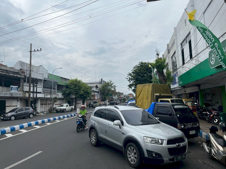 Salah satu parkir yang memakan bahu jalan di Jalan Panglima Sudirman Kota Probolinggo