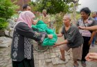 Jelang Pelantikan, Khofifah Ziarah Makam Suami dan Orang Tua hingga Berbagi Ratusan Paket Sembako bagi Warga Tak Mampu
