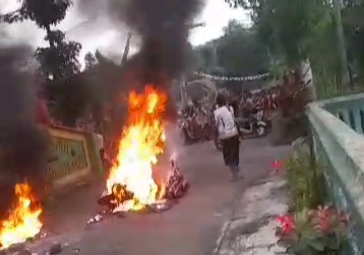 Motor pencuri yang dibakar massa/repro