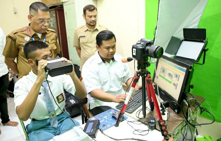 Teks foto: Eddy Christijanto memantau aktivasi IKD/RMOLJatim