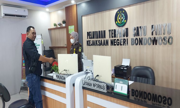 Muh Sodiq saat laporkan penyimpangan KUR Bank Jatim Bondowoso/ist