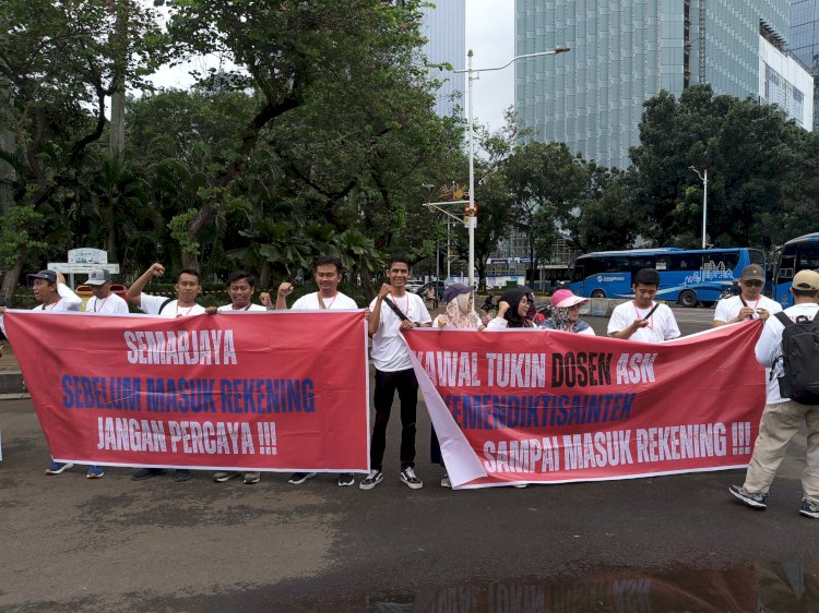  Puluhan Dosen PNM yang tergabung dalam Aliansi Dosen ASN Kemendiktisaintek Seluruh Indonesia (ADAKSI)  mengelar aksi Demonstrasi di Jakarta Senin (3/2). 