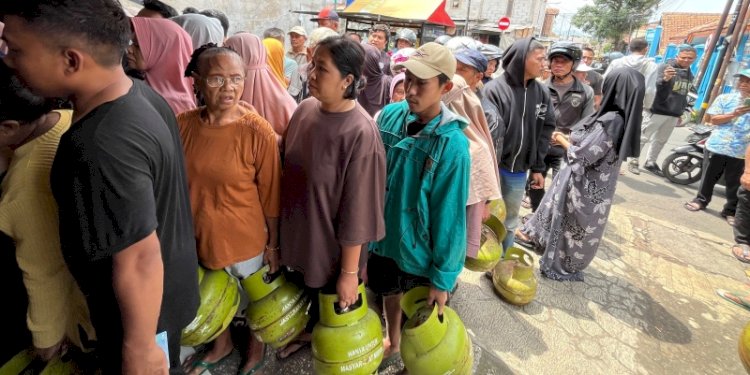 Warga mengantre membeli gas LPG 3 kg/Ist