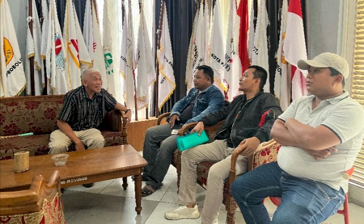 Ahmad Sumedi dan rekannya saat ditemui oleh Plt Ketua KONI Kota Probolinggo, Imanto