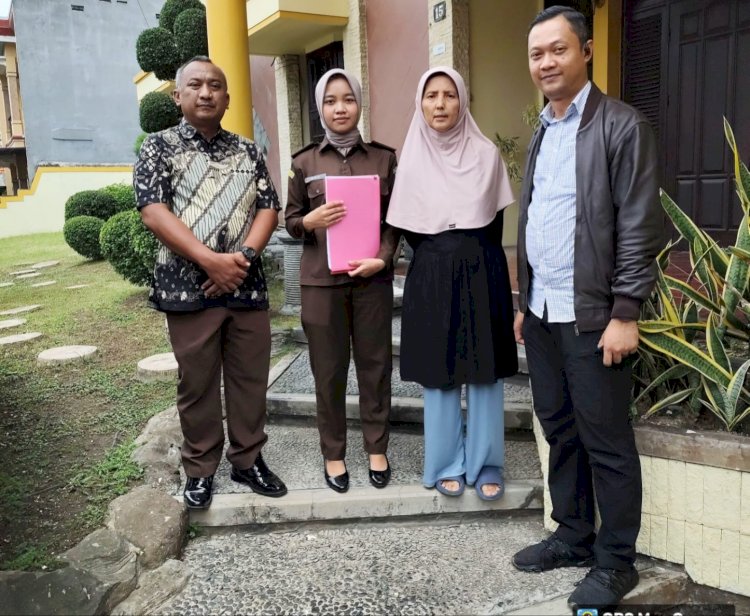 Teks foto: Putu Arya Wibisana bersama tim Tabur Kejari Surabaya mengamankan Isni Dania Andini/ist   