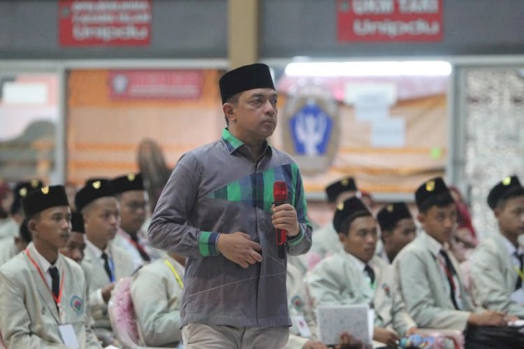 KH Zahrul Azhar Asumta atau Gus Hans