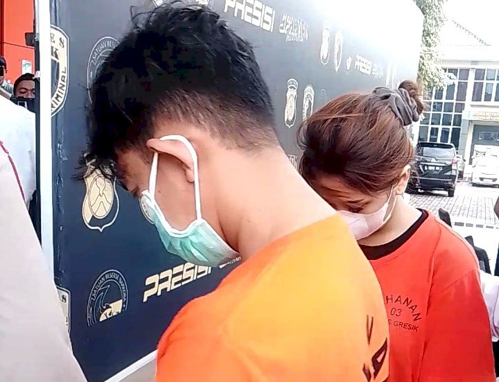 IBP dan VDR tersangka tindak pidana pornografi dan perzinaan di Mapolres Gresik/ist