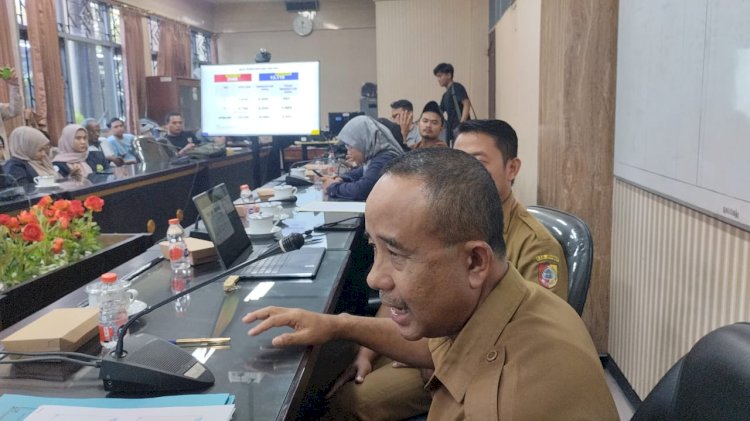 Kepala BKPSDM Pemkab Jember, Sukowinarno saat hearing di Komisi A DPRD Jember/Ist