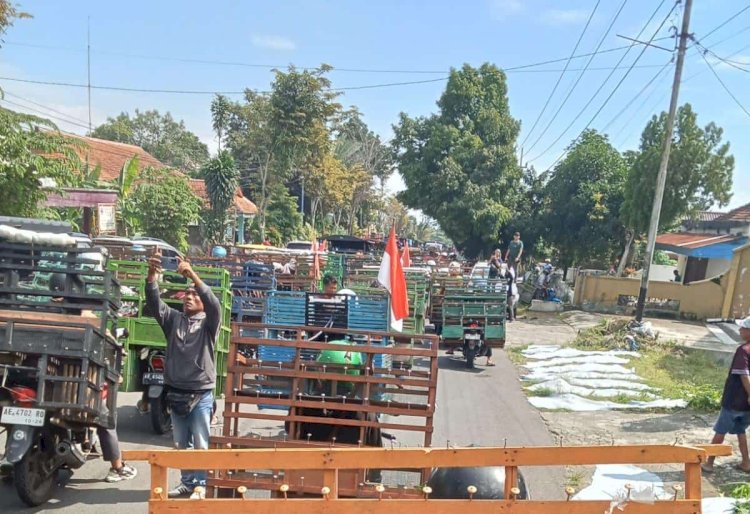 Ribuan pedagang sayur keliling (Etek) demo di kantor PN Magetan/ist