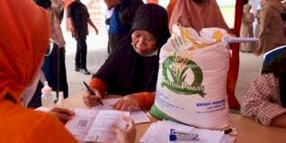 Pemberian bantuan sosial beras 10 kilogram/Ist