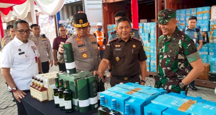 Mayjen TNI Rudy Saladin meninjau barang bukti penyelundupan/ist