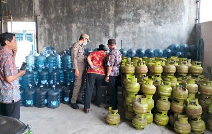Petugas Pemkot Surabaya sidak memantau stok LPG di Surabaya/RMOLJatim