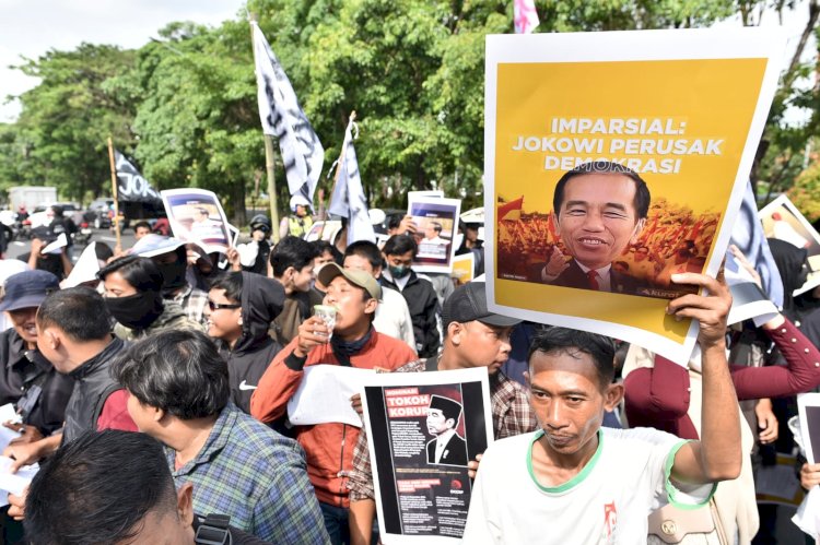 Gerakan Arek Suroboyo Demo tuntut mantan Presiden Jokowi diadili 