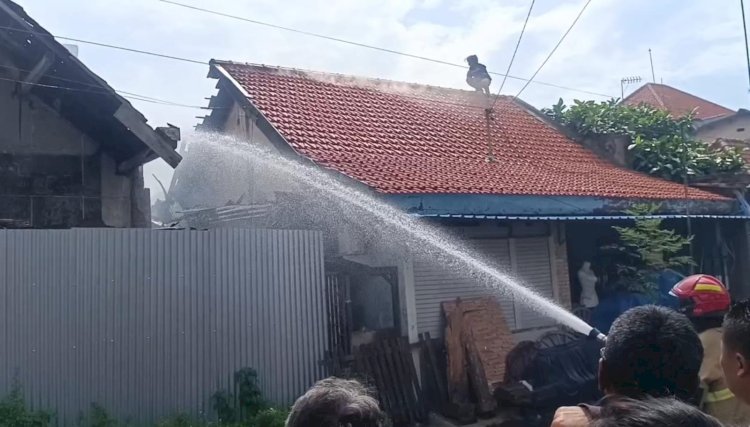 Kebakaran rumah bekas panti pijat di Surabaya 