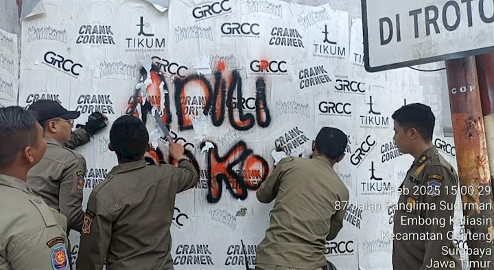 Teks foto: Satpol PP Surabaya membersihkan tulisan vandalisme/RMOLJatim