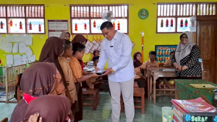 Reno Handoyo membagikan makan bergizi gratis kepada siswa SD/RMOLJatim
