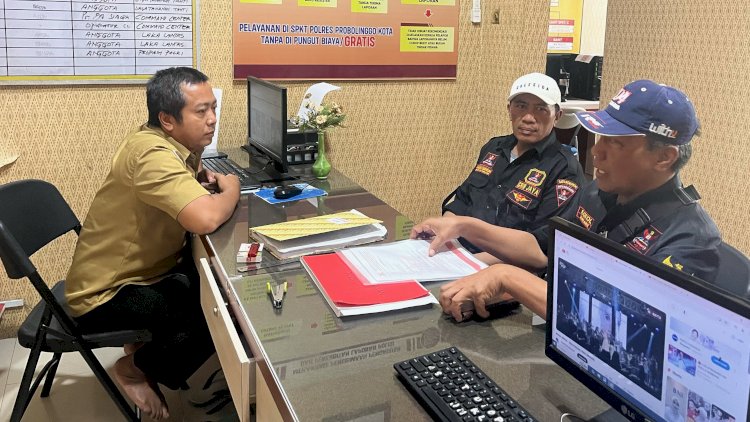 Caption: Anang Sukrisna Dan Anggotanya Saat Laporkan Oknum Yang Mengaku Ketua Grib Ke Polres Probolinggo Kota