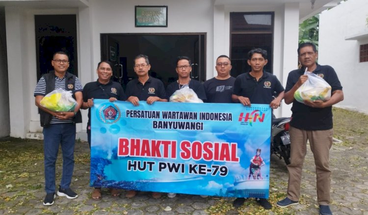 PWI Banyuwangi berbagi sembako kepada warga prasejahtera/ist