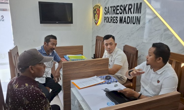 Kepala Desa Kedungrejo (pakai topi) saat melaporkan oknum LSM ke Polres Madiun/ist