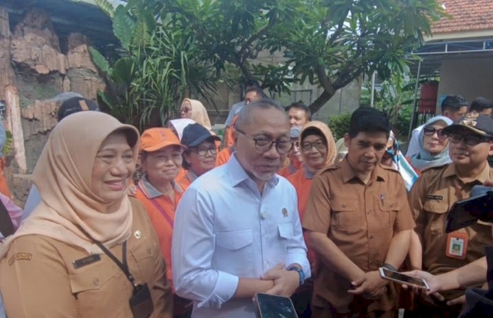 Antiek Sugiharti mendampingi Menko Pangan RI, Zulkifli Hasan/RMOLJatim