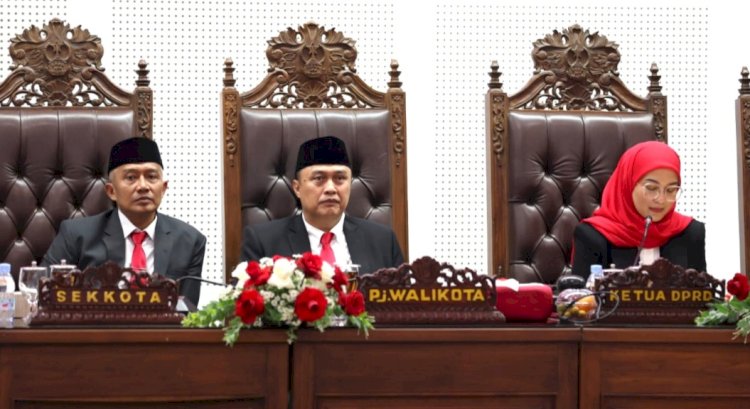Pj Wali Kota Malang Iwan Kurniawan (tengah) dalam rapat paripurna di Gedung DPRD Kota Malang/Ist