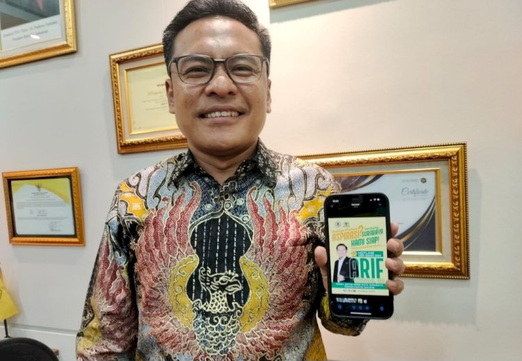 Arif Fathoni menunjukkan layanan hotline dengan nomor WhatsApp 08113444334/RMOLJatim