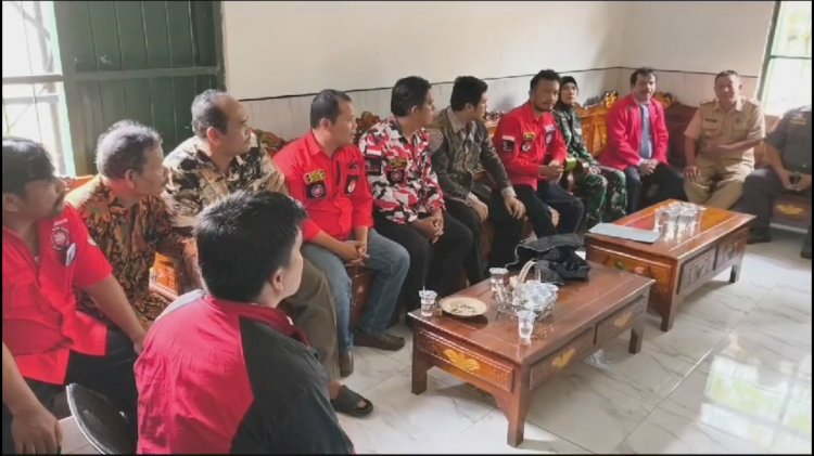Ormas Pemuda Batak Bersatu saat di Kantor Desa Pesu Magetan/ist