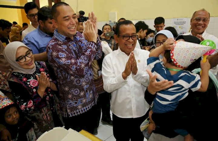 Teks foto: Wali Kota Eri bersama Menko PMK Pratikno pelaksanaan Program CKG di Surabaya/RMOLJatim