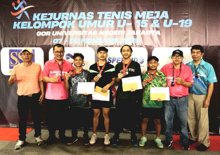 penyerahan Piala Juara, oleh Ketua Umum PP. PTMSI Oegroseno di UNJ