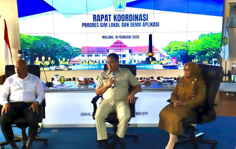 Pj Wali Kota Malang, Iwan Kurniawan (tengah) saat memberikan arahan dalam rapat koordinasi/Ist
