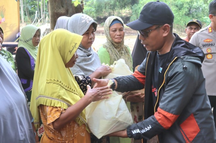 Wartawan Probolinggo membagikan sembako/RMOLJatim