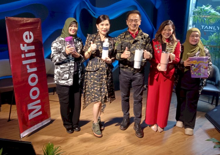 Founder & President Moorlife, Hermanto Tanoko (tengah) bersama serta Merry Riana 
