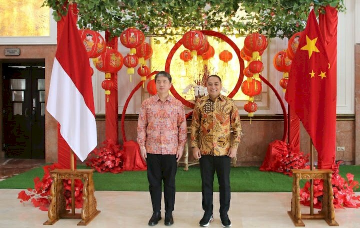 Teks foto: Wali Kota Eri dan Konjen Tiongkok Mr. Xu Yong/RMOLJatim