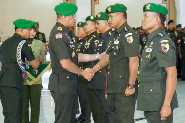 Pangdam V/Brawijaya saat prosesi serah terima jabatan yang digelar di Gedung Balai Prajurit/ist
