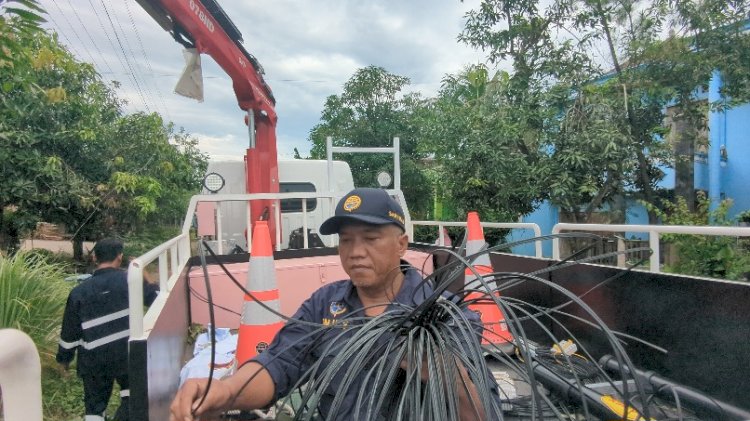 Petugas Dishub Madiun menertibkan kabel fiber optik sambungan telekomunikasi sepanjang 10 kilometer/Ist