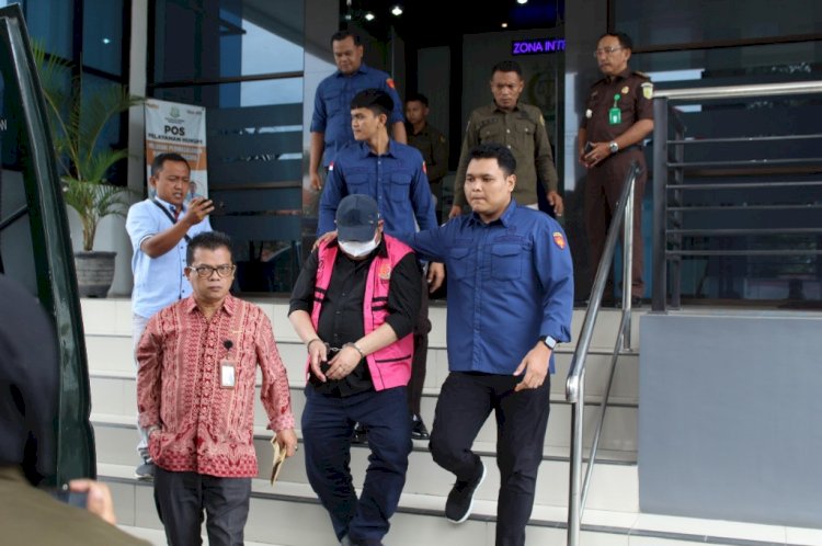 Irwan Bachtiar saat digiring petugas menuju ke Lapas/RMOLJatim
