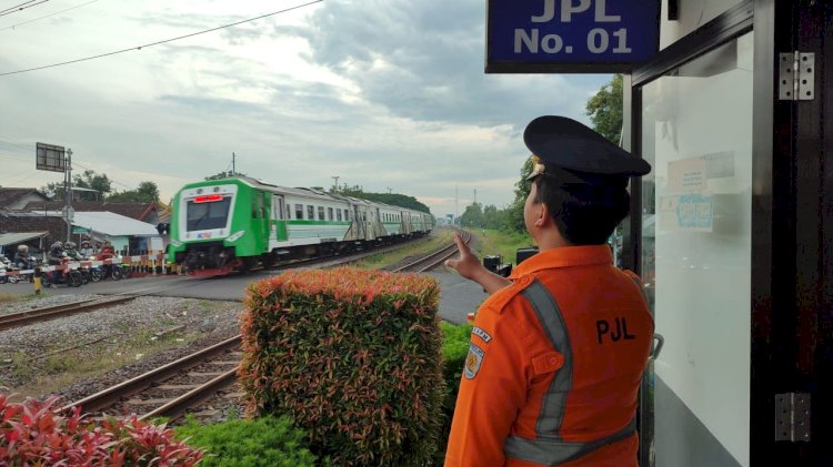 Kereta api di perlintasan wilayah Daop 7 Madiun/ist